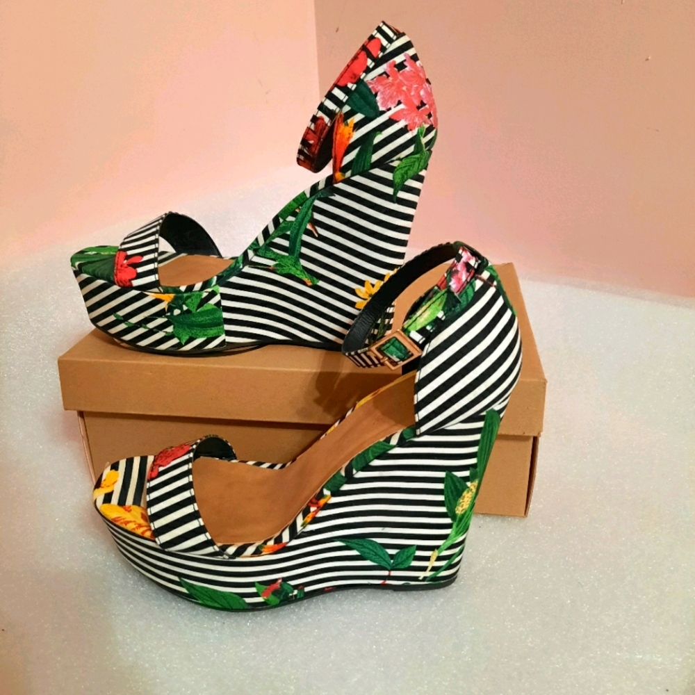 Multi-colored floral wedge